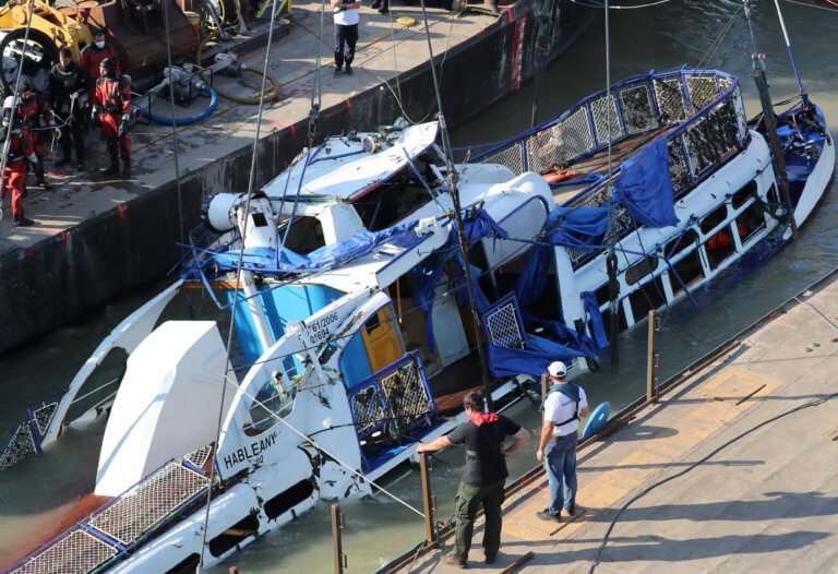 Ουγγαρία: Ξεκίνησε η ανέλκυση του πλοίου που βυθίστηκε στον Δούναβη [pics]