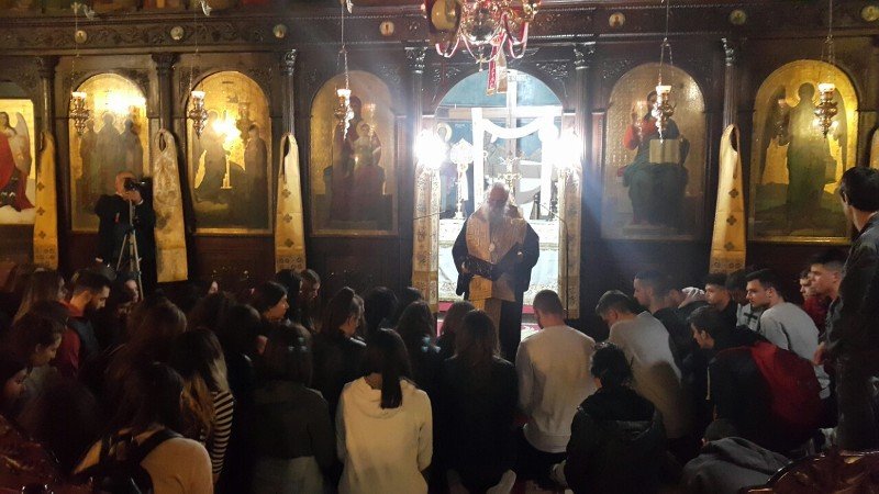 Γονατιστοί προσευχήθηκαν οι 18χρονοι μαθητές στα Γρεβενά ενόψει Πανελλαδικών