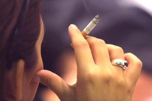 Μεγαλύτερο ο κίνδυνος εμφράγματος για τις γυναίκες καπνίστριες