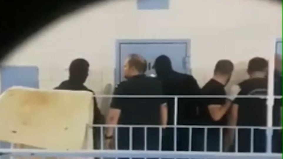 Φυλακές Κορυδαλλού: Κρατούμενοι κατέγραψαν με κινητό επιχείρηση αστυνομικών σε κελιά (video)