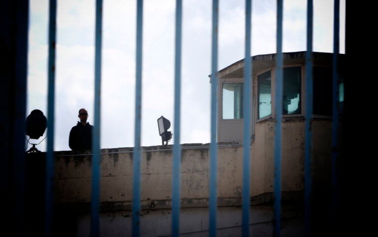 Συγκρούσεις σημειώνονται στις φυλακές Κορυδαλλού - Έσπασαν τα κάγκελα οι κρατούμενοι