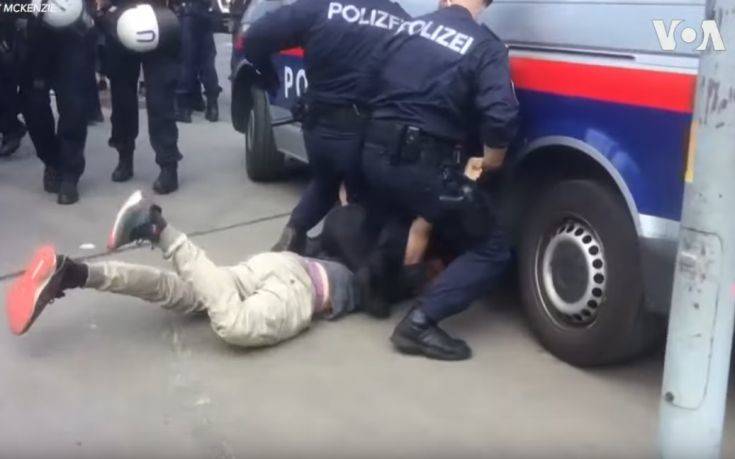 (VIDEO) ΣΟΚ στη Βιέννη: Βαν της αστυνομίας παραλίγο να περάσει πάνω από κεφάλι διαδηλωτή