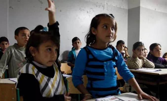 Ντροπή! Αγωγή κατά δασκάλας που υπερασπίστηκε την εκπαίδευση προσφυγόπουλων στη Σάμο