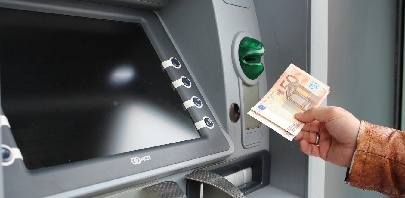ΠΡΟΣΟΧΗ στις αναλήψεις μετρητών από ΑΤΜ – Υπερδιπλασιάστηκαν οι χρεώσεις