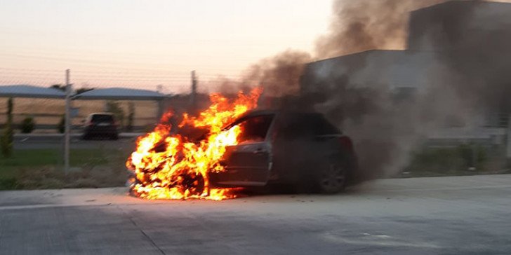 (Video) Δείτε πως παίρνει φωτιά live αυτοκίνητο στη Λάρισα!