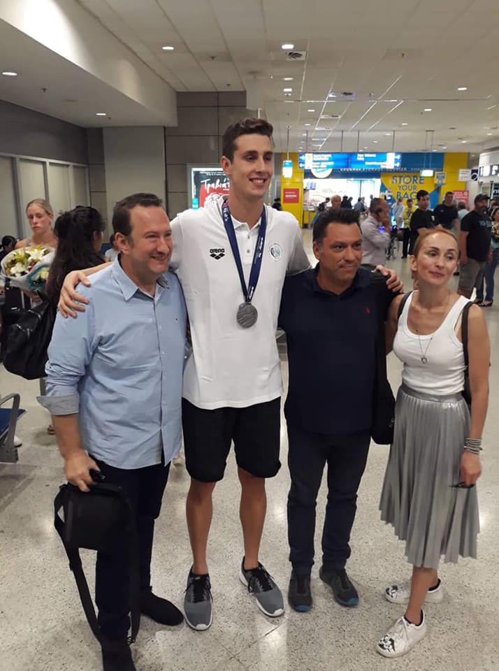 Αποκλειστικές φωτογραφίες από την επιστροφή της Εθνικής ομάδας Κολύμβησης στο αεροδρόμιο