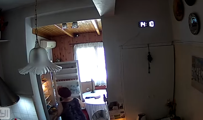 (Video) Η απαράμιλλη ψυχραιμία της γυναίκας που ο σεισμός τη βρήκε να ψάχνει στο ψυγείο ένα φρουτάκι