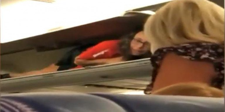 Δείτε σε βίντεο να κρύβεται αεροσυνοδός στα ντουλάπια αεροπλάνου...