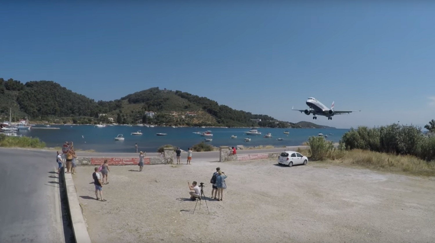 (Video) Αεροπλάνο περνά πάνω από τους τουρίστες στη Σκιάθο!