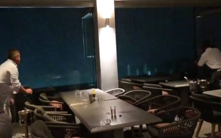 (VIDEO) Χαλκιδική: Στιγμές πανικού σε εστιατόριο, κρατάνε τη βαριά τζαμαρία για να μην την πάρει ο άνεμος