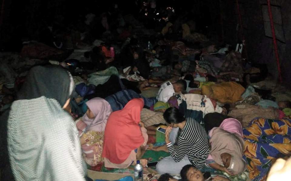 Ινδονησία: Ένας νεκρός και εκατοντάδες κατεστραμμένα σπίτια από τον φονικό σεισμό