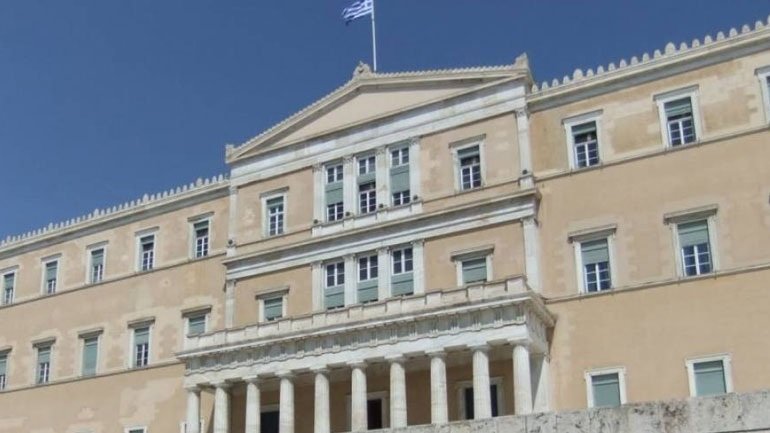 Guardian: Αφαιρούνται επιτέλους τα μεταλλικά τασάκια από την ελληνική Βουλή