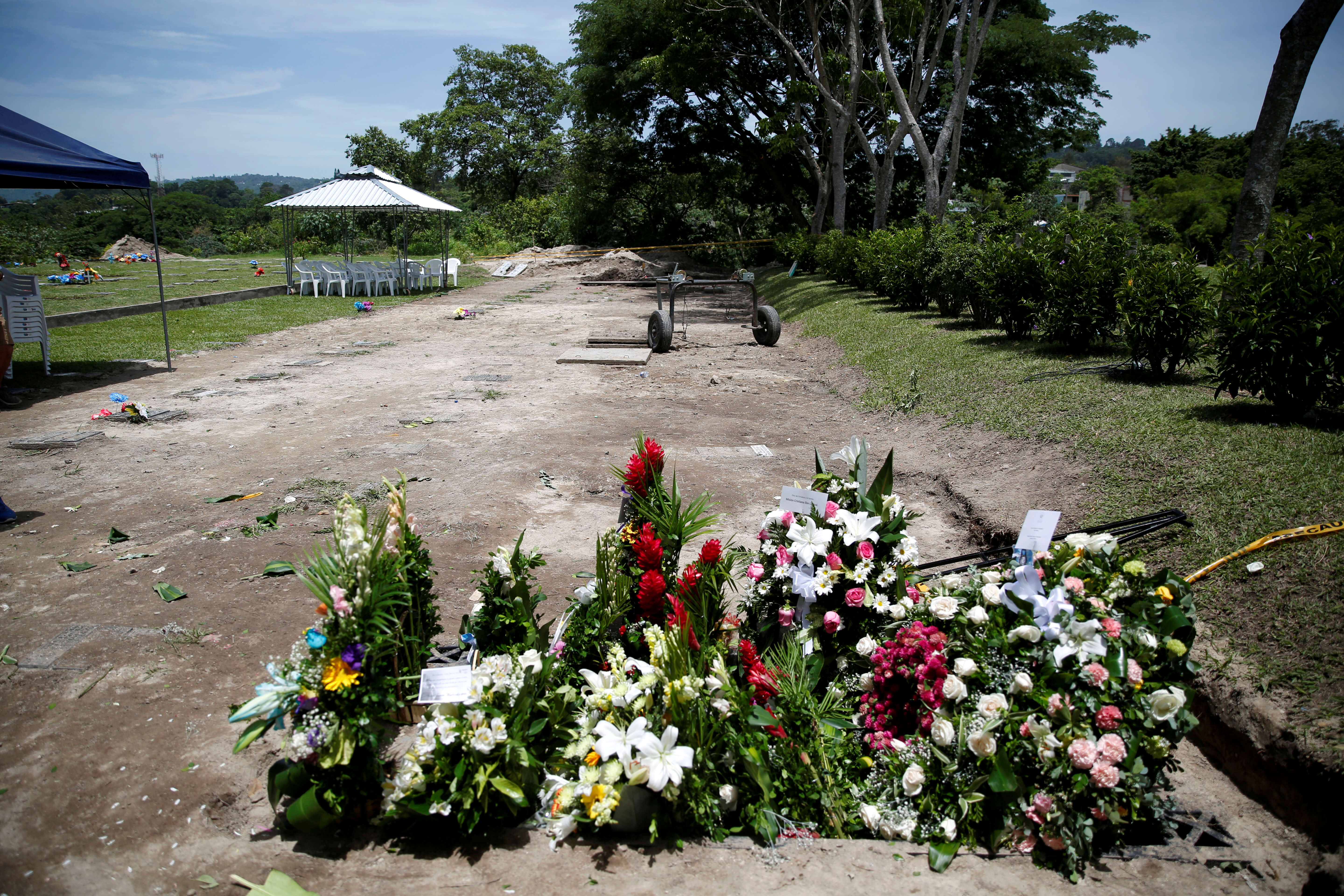 Ελ Σαλβαδόρ: Ράγισαν καρδιές στην κηδεία πατέρα και κόρης που πνίγηκαν μαζί στα σύνορα ΗΠΑ