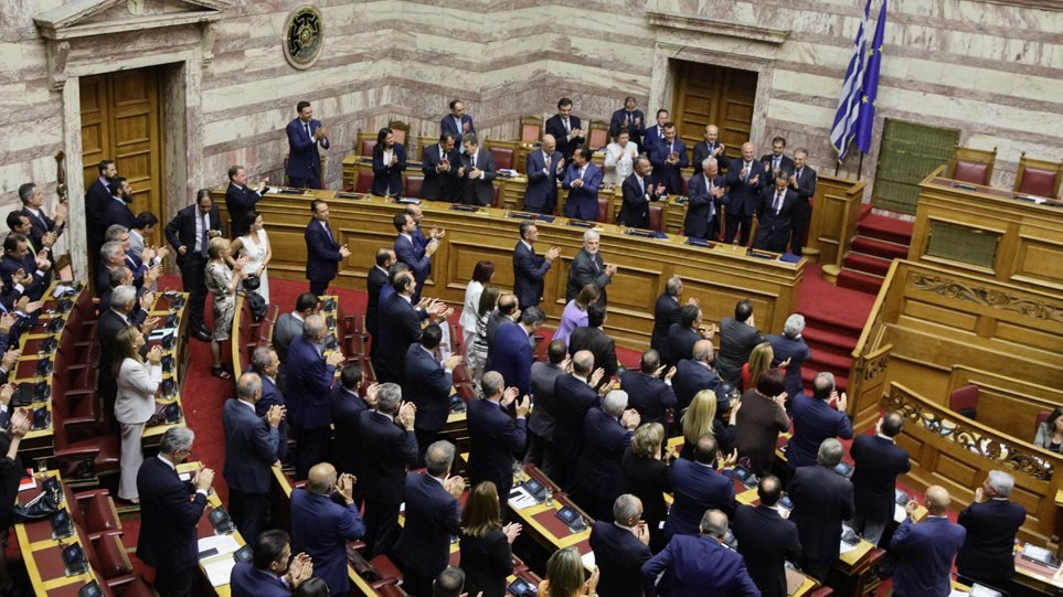 Ψήφος εμπιστοσύνης με 158 «ναι» για την κυβέρνηση Μητσοτάκη - Ξεκινά με 10 νομοσχέδια