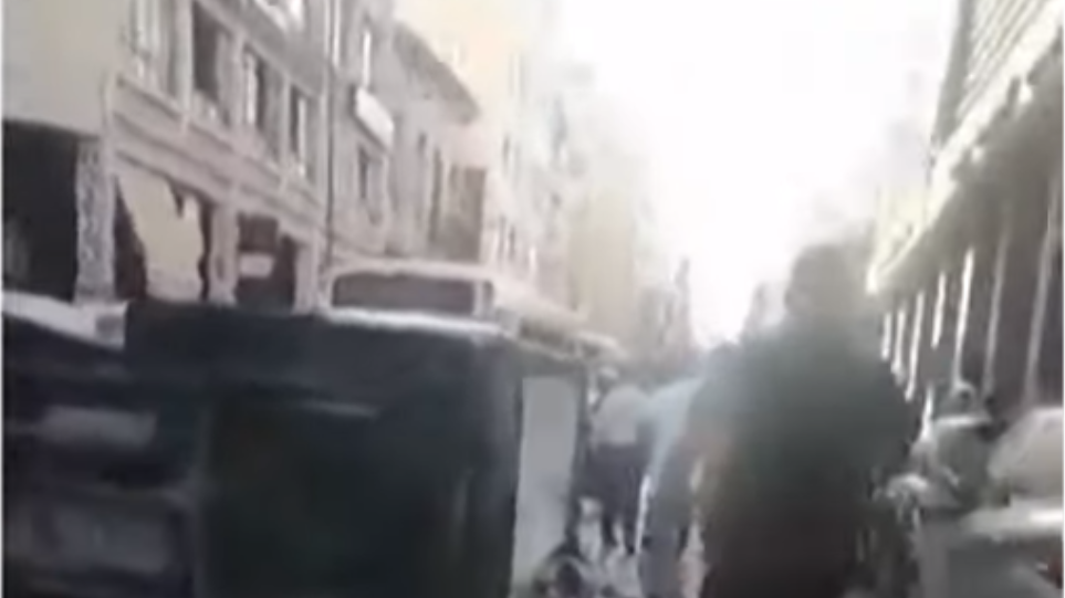 (Βίντεο) Άγριες συμπλοκές Ρομά στο Μοναστηράκι- Επίθεση με μαχαίρια και τσεκούρια