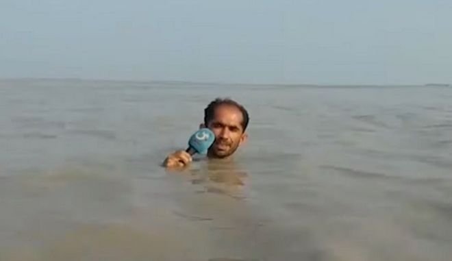 (Video) Ανεπανάληπτος δημοσιογράφος έδωσε ρεπορτάζ μέσα από ποτάμι