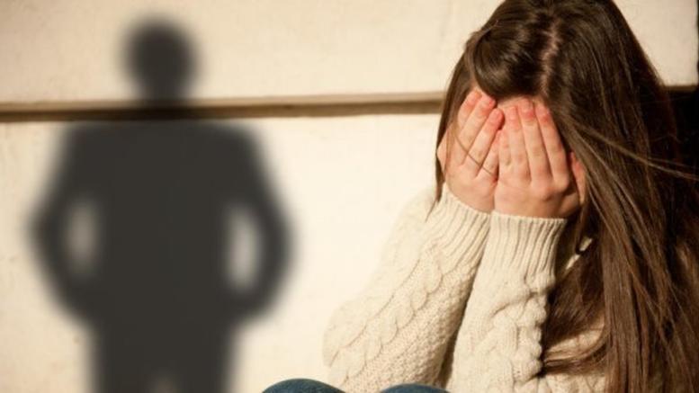 58χρονος κατηγορείται ότι θώπευε με φίλο του την 15χρονη κόρη του