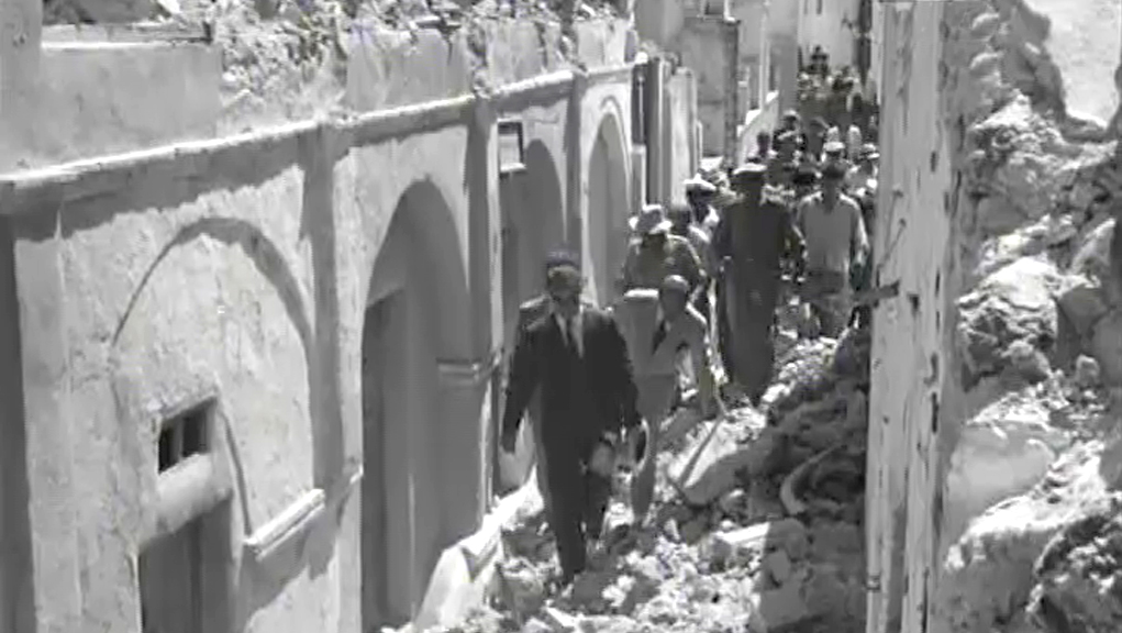 (Video) Όταν ο Κωνσταντίνος Καραμανλής επισκεπτόταν την κατεστραμμένη από το σεισμό Σαντορίνη