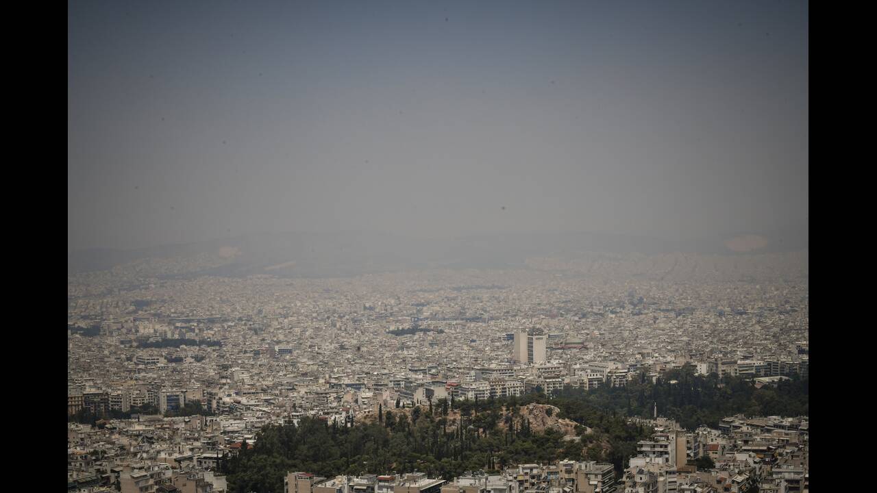 Φωτιά στην Εύβοια: Ο καπνός «καλύπτει» και την Αθήνα