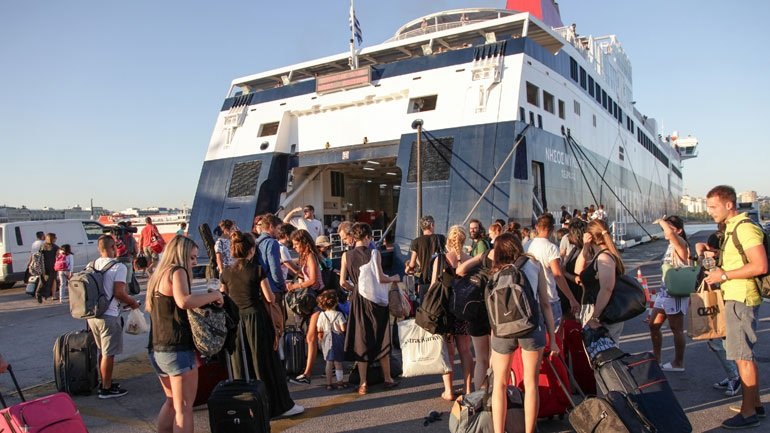 Αυξημένη η κίνηση στο λιμάνι του Πειραιά λόγω των αδειούχων