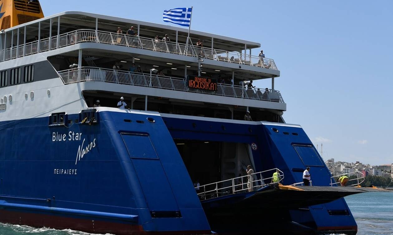 Στον Πειραιά το Blue Star Naxos: Ταλαιπωρία για χιλιάδες επιβάτες