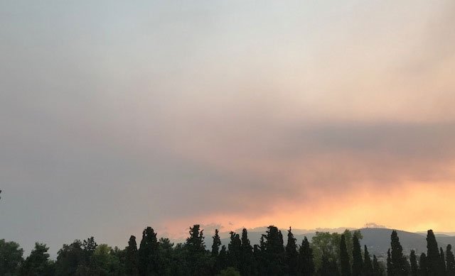 Γέμισε καπνό η Αττική από την μεγάλη φωτιά στην Εύβοια -Εντονη οσμή καμένου [εικόνες]