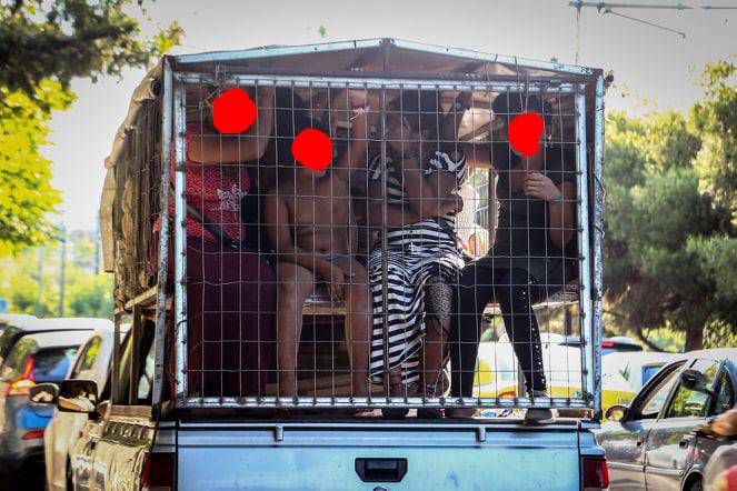 Αποκλειστική εικόνα ΣΟΚ! Μεταφέρουν παιδιά σε κλουβί μέρα μεσημέρι