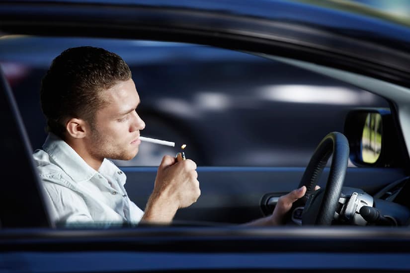Τέλος το τσιγάρο και για τους οδηγούς - Τσουχτερά πρόστιμα και αφαίρεση διπλώματος