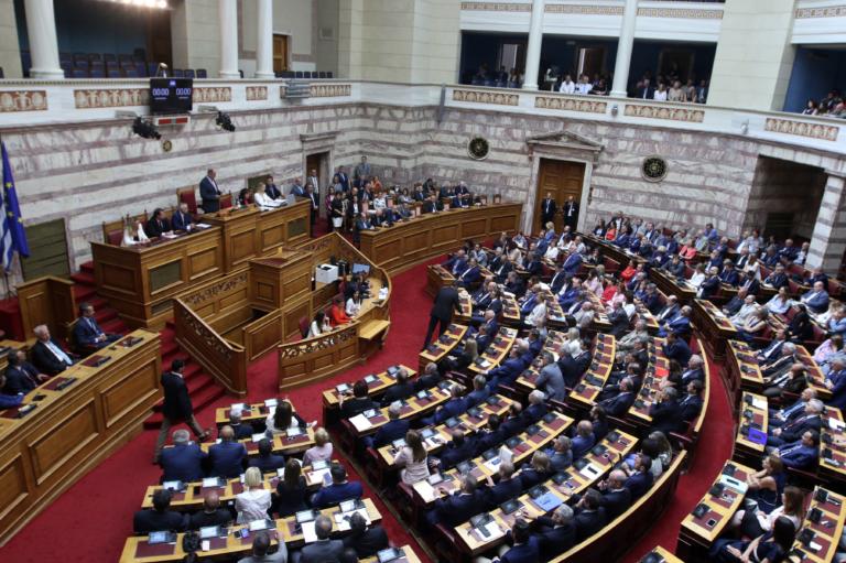 Βουλή: Κατατέθηκε το διυπουργικό νομοσχέδιο – Τι προβλέπει για άσυλο, συντάξεις και καρκινοπαθείς