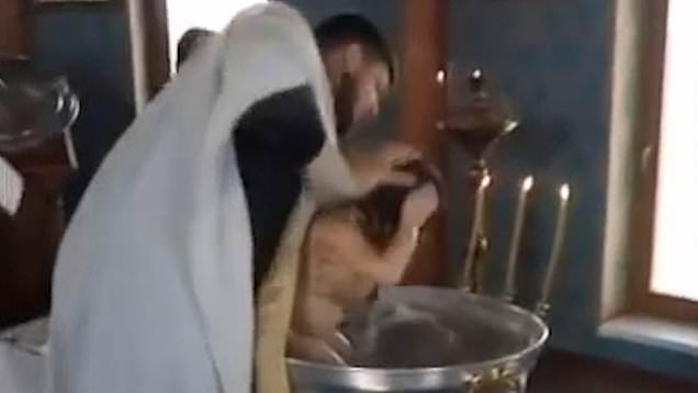 (Video-σοκ) Ρωσία: Παπάς βάφτισε μωρό με μεθόδους... εξορκισμού