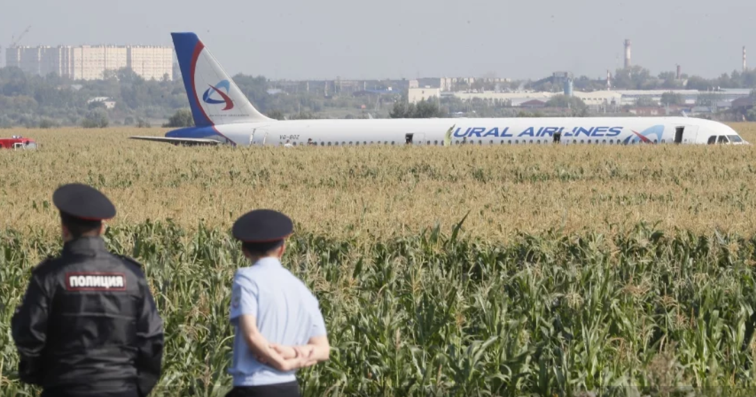(Video) Αυτός είναι ο ήρωας πιλότος που προσγείωσε αεροπλάνο σε χωράφι με την «κοιλιά»