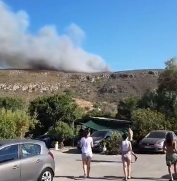 (Video) Φωτιά στην Ελαφόνησο! Εκκενώθηκαν κάμπινγκ και ξενοδοχεία