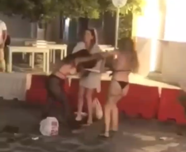 (Video) Άγριο μαλλιοτράβηγμα και κλοτσιές καράτε μεταξύ γυναικών στη Μύκονο