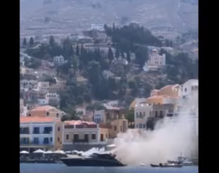 (Video) Φωτιά σε θαλαμηγό στη Σύμη