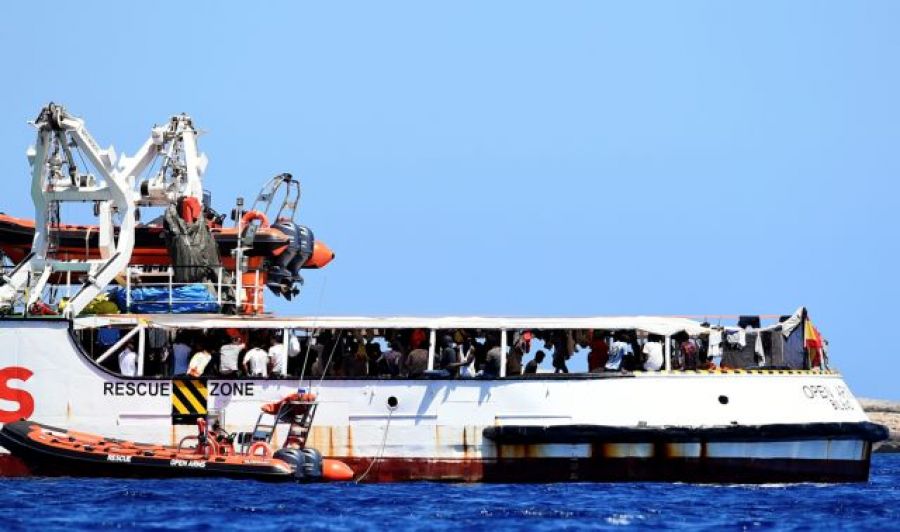 10 μετανάστες πήδηξαν σήμερα στη θάλασσα από σκάφος ΜΚΟ