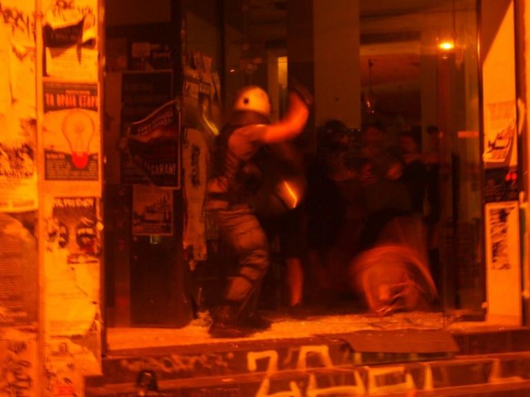 Εξάρχεια: «Μπαρούτι» και νύχτα έντασης με βόμβες μολότοφ (video ντοκουμέντο)