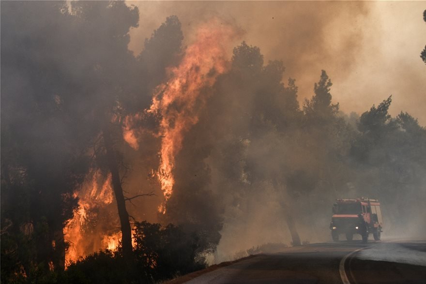 Σε εξέλιξη η μάχη με τις φλόγες στην Εύβοια (photo)