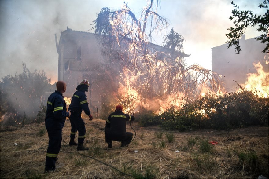Στις αυλές των σπιτιών οι φλόγες από τη φωτιά στην Εύβοια (photo)