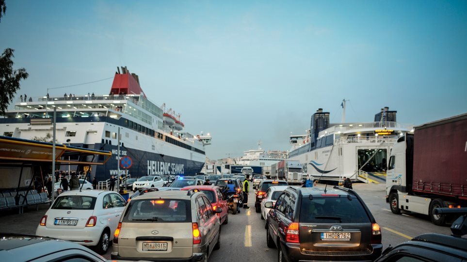 Το αδιαχώρητο στο λιμάνι του Πειραιά - Δεκάλεπτη καθυστέρηση στον απόπλου