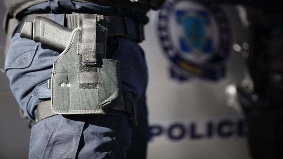 Εξάρχεια: Διακινητής ναρκωτικών βρέθηκε με κλεμμένο όπλο αστυνομικού