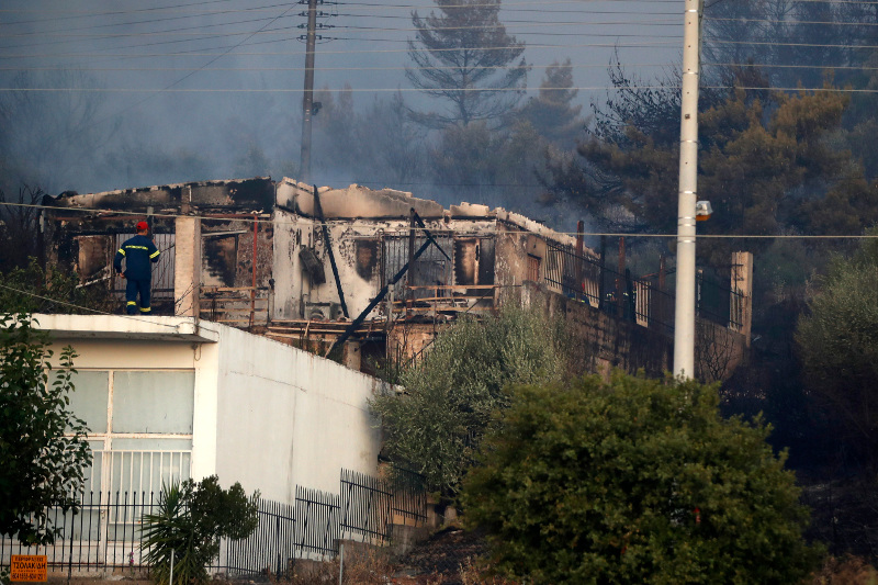 Κάηκαν δύο σπίτια στην Παιανία από τη φωτιά στον Υμηττό