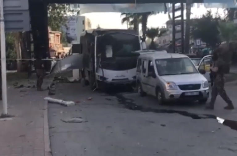 Τουρκία: Έκρηξη σε λεωφορείο στα Άδανα – video