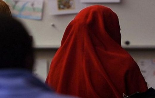 Κύπρος: διευθυντής έδιωξε μαθήτρια απο το σχολείο γιατί φορούσε μαντήλα!