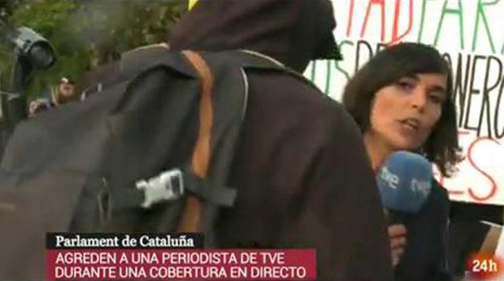 (Video) Καταλανοί διαδηλωτές επιτέθηκαν με πέτρες σε δημοσιογράφο της ισπανικής τηλεόρασης