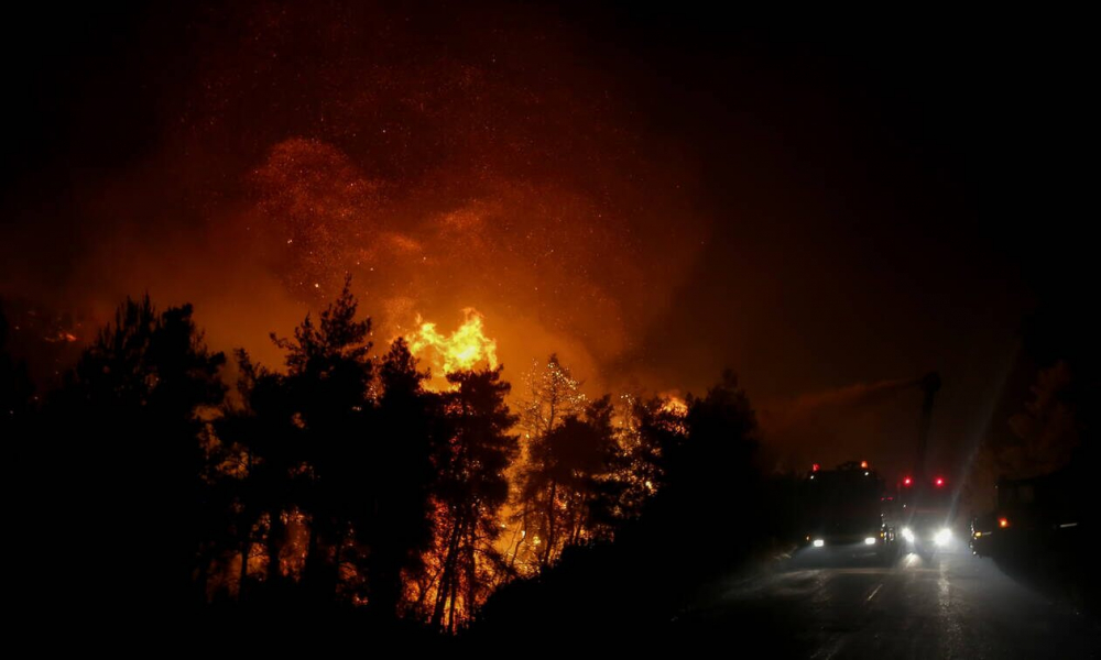 Ζάκυνθος: Πύρινη κόλαση και κραυγές αγωνίας – Εκκενώθηκαν χωριά μετά από αντιδράσεις – Νέες εικόνες και video