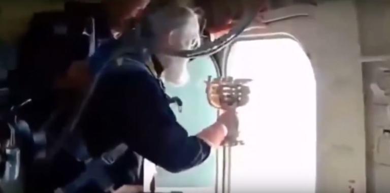 Ρωσία: Παπάς ρίχνει αγίασμα από αεροπλάνο για αλκοόλ και ευκαιριακό σεξ! (video)