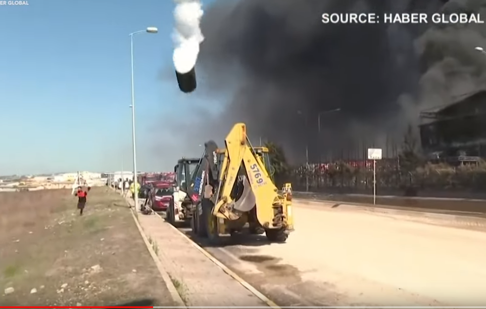 (Video) Πανικός από έκρηξη δεξαμενής σε χημικό εργοστάσιο στην Πόλη