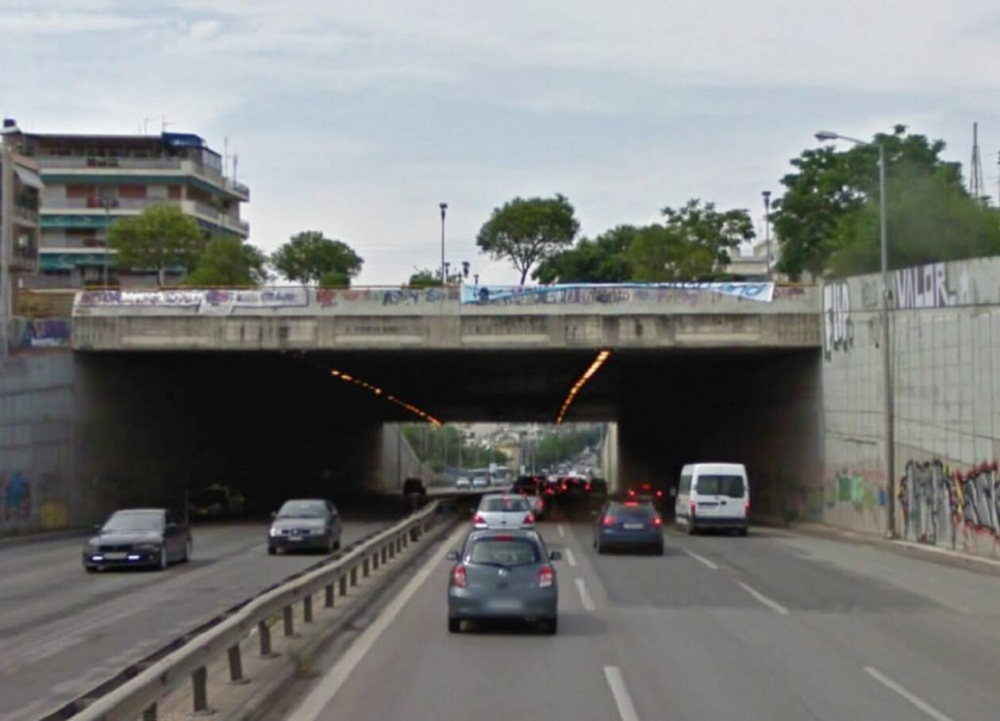 Τρόμος στη Θεσσαλονίκη - Αυτοκτόνησε πέφτοντας από αερογέφυρα και παρέσυρε μοτοσυκλετιστή!(Video)