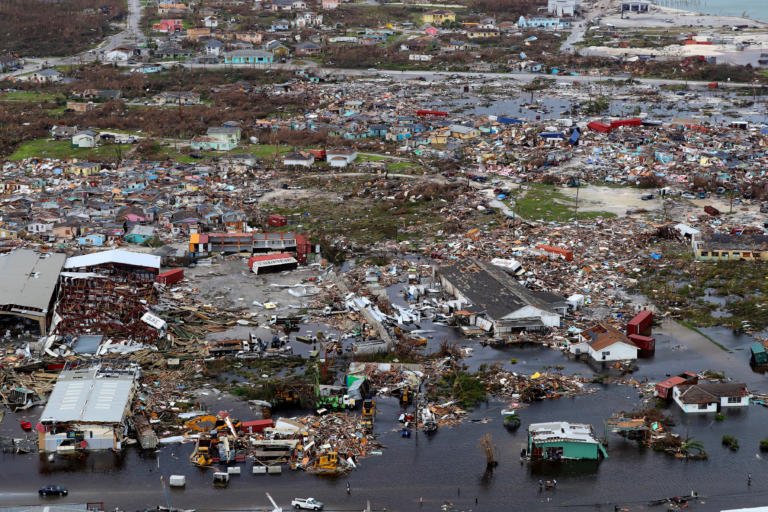 Κυκλώνας Ντόριαν: Χιλιάδες παγιδευμένοι στα συντρίμμια – Επίσημα στους 43 οι νεκροί