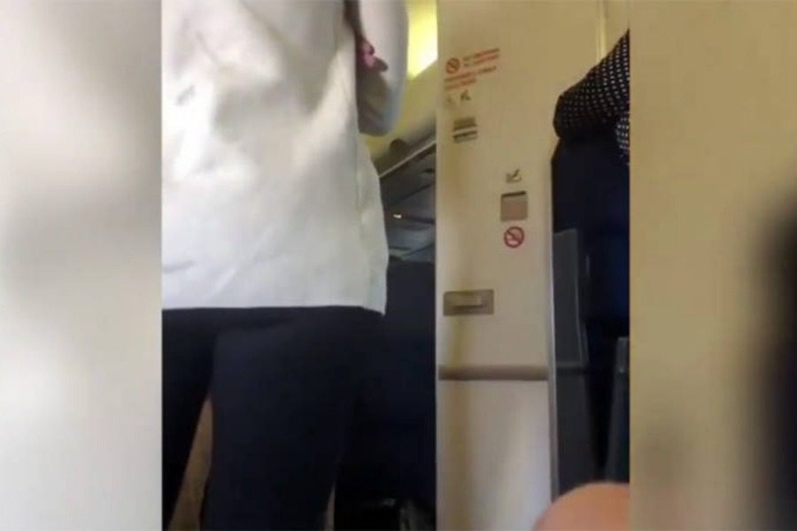 Ουρές αναμονής σε αεροπλάνο από ασυγκράτητο ζευγάρι στη WC! (Video)